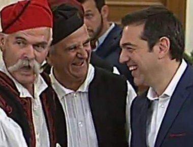 Απίστευτη ατάκα Αλ. Τσίπρα σε Π. Μπαζιάνα για τσίπουρο: «Δεν ξέρει αυτή, είναι νύφη» (βίντεο)